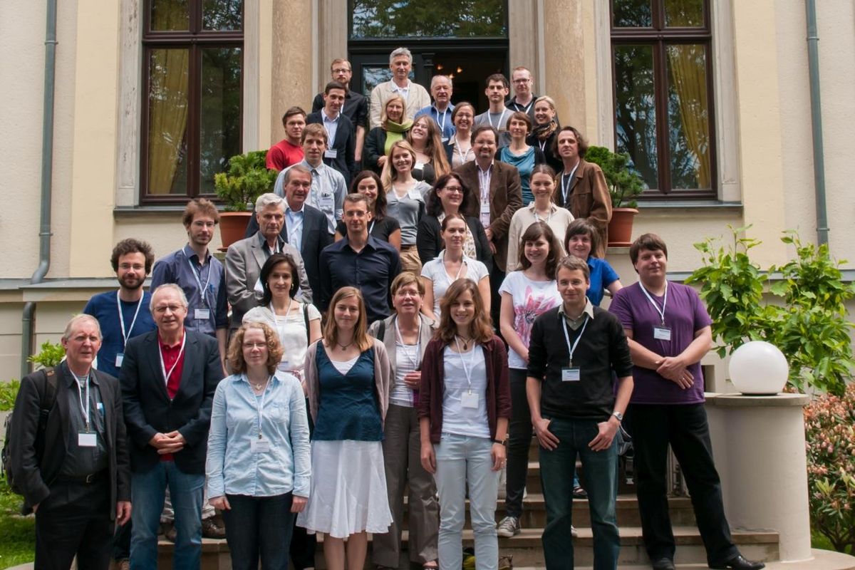 zur Vergrößerungsansicht des Bildes: Die Teilnehmenden des Seminar „Junge Wissenschaft und Praxis“ 2013. Foto: Research Academy Leipzig