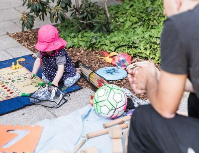 Upon request, we can arrange for free on-site childcare during our workshops and events. All childminders have childcare training. Photo: Christian Hüller