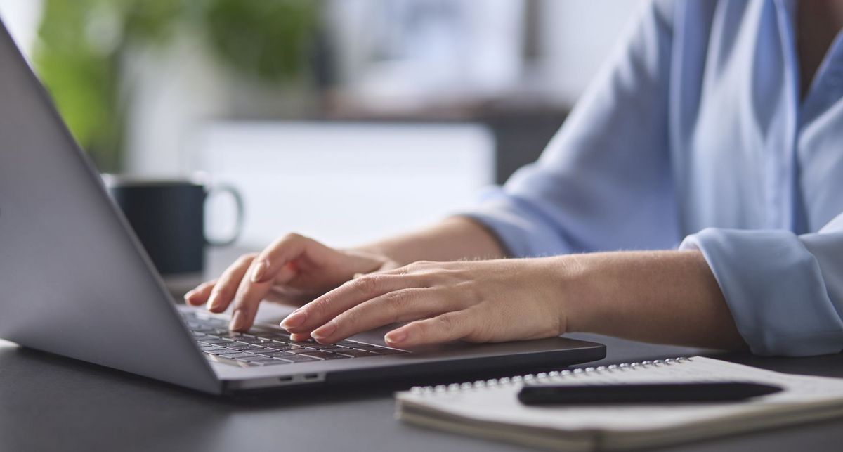 zur Vergrößerungsansicht des Bildes: Hände, die auf einen Laptop tippen