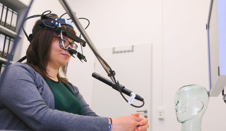 Eine Doktorandin testet den Eyetracker Eyelink II am Institut für Psychologie.