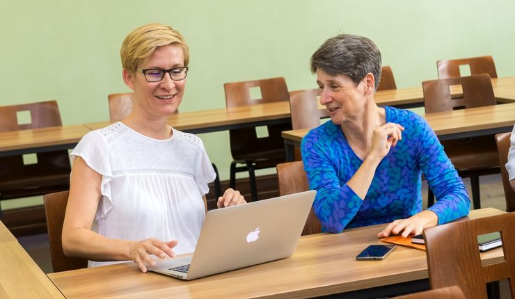 Die Postdocs Dr. Steffi Marung und Dr. Ute Rietdorf im Sonderforschungsbereich „Verräumlichungsprozesse unter Globalisierungsbedingungen“, Foto: Swen Reichhold