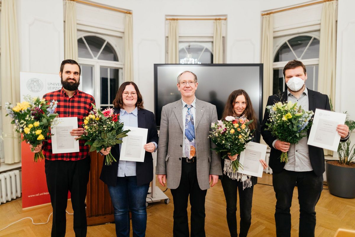 enlarge the image: Gruppe der Promotionspreisträger und Professor Gläser mit Blumensträußen und Urkunden