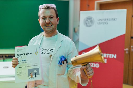 Tom Götze posing with his certificate and the golden megaphone