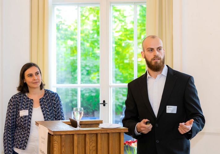  Jan Dewald und Dr. Christina Weinberg während ihres Vortrags