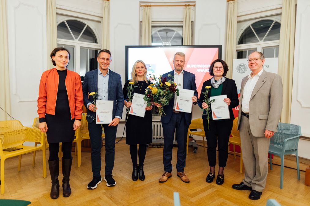 zur Vergrößerungsansicht des Bildes: Gruppenfoto mit Dr. Kornelia Ehrlich, Prof. Dr. Nico Eisenhauer, Prof. Dr. Elisa Hoven, Prof. Dr. Holger Kohlmann, Prof. Dr. Brigitte Latzko und Prof. Dr. Roger Gläser