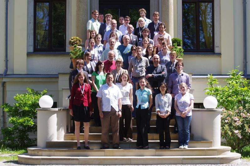 zur Vergrößerungsansicht des Bildes: Die Teilnehmenden des Seminar „Junge Wissenschaft und Praxis“ 2012. Foto: Research Academy Leipzig
