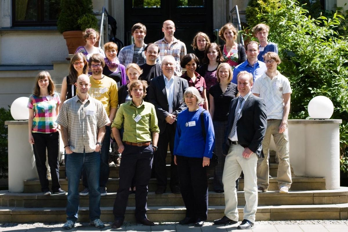 zur Vergrößerungsansicht des Bildes: Die Teilnehmenden des Seminar „Junge Wissenschaft und Praxis“ 2010. Foto: Research Academy Leipzig