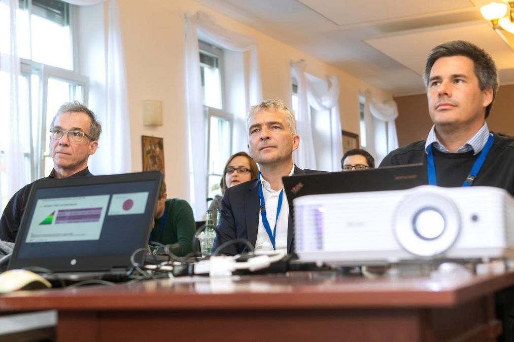 zur Vergrößerungsansicht des Bildes: Prof. Dr. Erich Schröger (Prorektor für Foschung und wissenschaftlichen Nachwuchs), Dieter Lehmann (Direktor des Universitätsrechenzentrums) und Dr. Stefan Kühne (Abteilung Forschung und Entwicklung des Universitätsrechenzentrums) beim Seminar zum Thema „Forschungsdatenmanagement“, Foto: Swen Reichhold