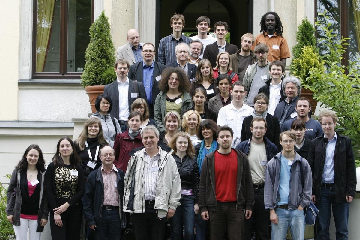zur Vergrößerungsansicht des Bildes: Die Teilnehmenden des Seminars Junge Wissenschaft und Praxis 2009. Foto: Research Academy Leipzig