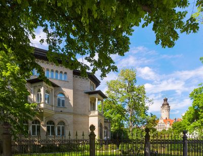 Außenansicht der Villa Tillmanns, im Hintergrund das Leipziger Rathaus