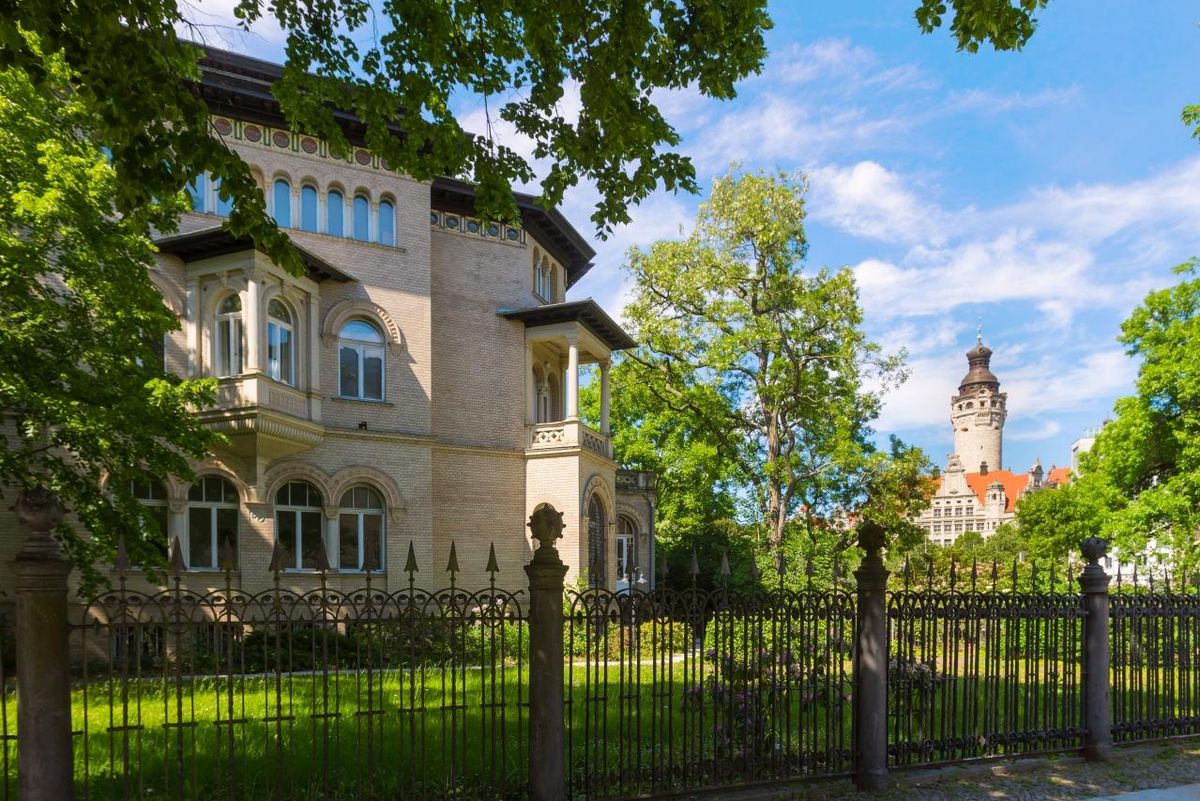 zur Vergrößerungsansicht des Bildes: Außenansicht der Villa Tillmanns, im Hintergrund das Leipziger Rathaus