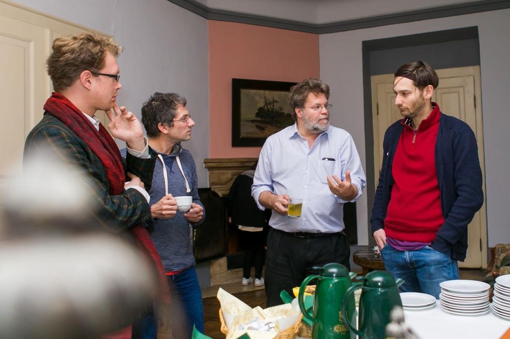 zur Vergrößerungsansicht des Bildes: In den Pausen werden die Diskussionen fortgeführt. Foto: Swen Reichhold