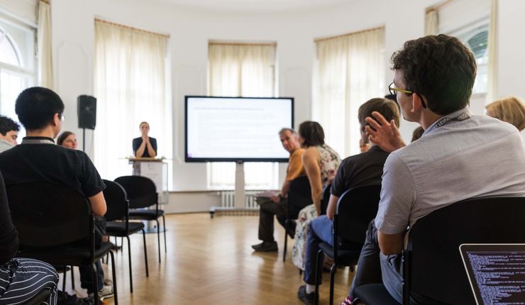 Wenn Sie einen Vortrag auf einer Konferenz halten oder ein Poster präsentieren, unterstützen wir Ihre Reise mit einem finanziellen Zuschuss. Foto: Christian Hüller
