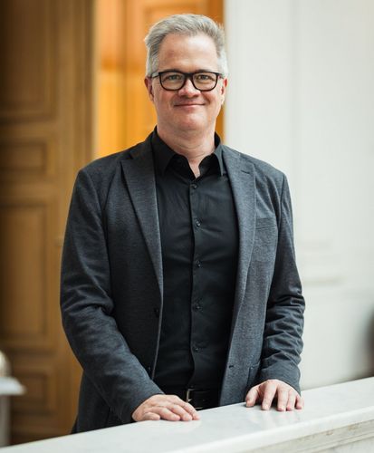 Leibniz Professor in the winter semester 2021/22 Ian Macdonald, portrait at Bibliotheca Albertina