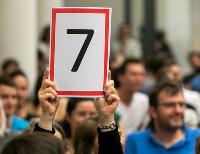 Beim Science Slam kürt das Publikum den ersten Platz durch Applaus und Zahlenbewertung, Foto: Swen Reichhold