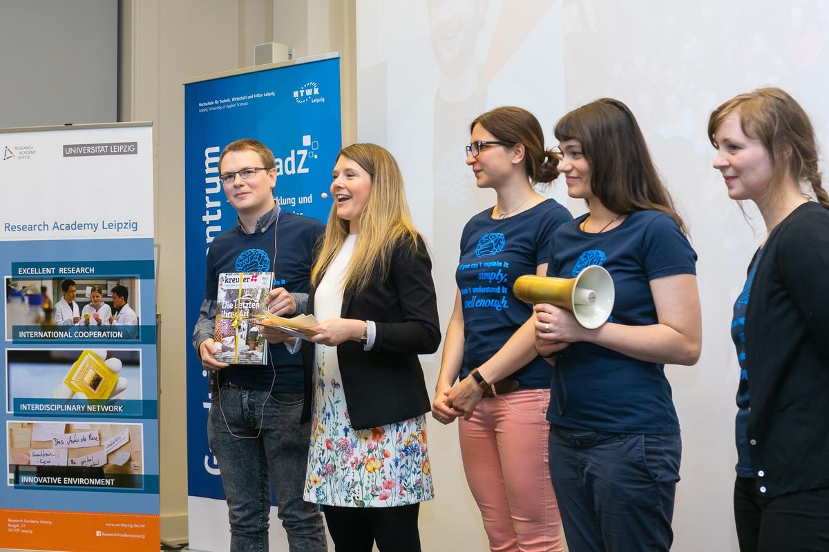 zur Vergrößerungsansicht des Bildes: Die Teilnehmenden und die Moderatorin des Science Slam 2018, Foto: Swen Reichhold