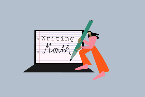 Person hat einen Stift in der Hand, auf dem Laptop neben ihr steht "Writing Month" geschrieben
