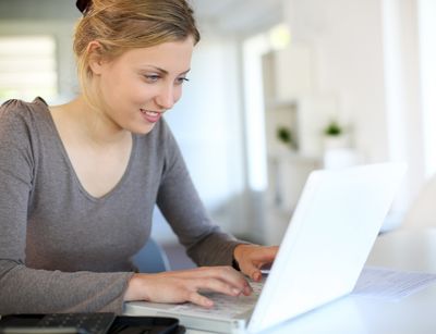 Frau sitzt am Laptop