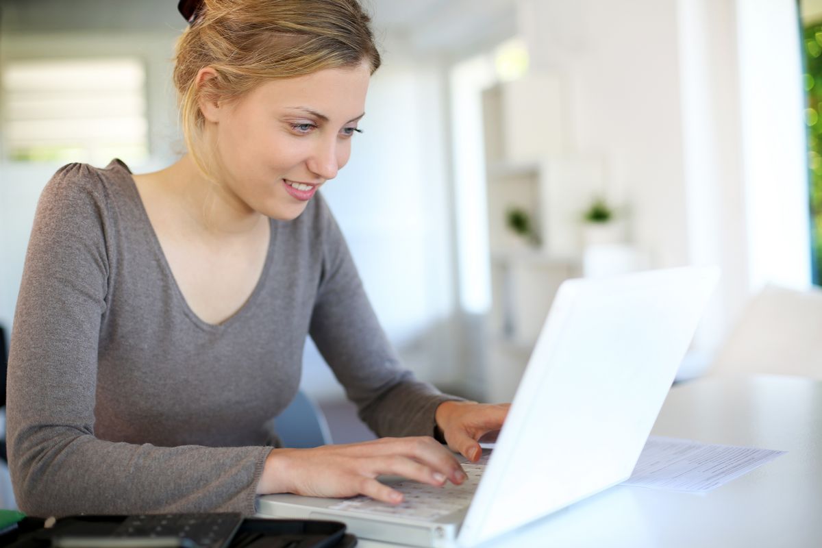 enlarge the image: Woman on a laptop