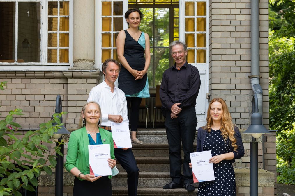 zur Vergrößerungsansicht des Bildes: Preisträger:innen des Supervisor Awards 2021 (v. l. n. r.) Prof. Dr. Anja Mehnert-Theuerkauf (Hauptpreis), Prof. Dr. Christoph Georg Baums (Anerkennungspreis), Dr. Kornelia Ehrlich, Prorektor Prof. Dr. Erich Schröger und Prof. Dr. Dr. Simone Fietz (Anerkennungspreis). Foto: Christian Hüller