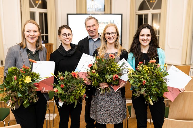 Die Preisträgerinnen der Promotionspreise und des Katharina-Windscheid-Preises 2019 mit dem Prorektor für Forschung und wissenschaftlichen Nachwuchs, Prof. Erich Schröger. Foto: Christian Hüller